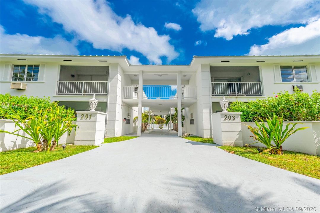 Recently Sold: $325,000 (1 beds, 1 baths, 779 Square Feet)