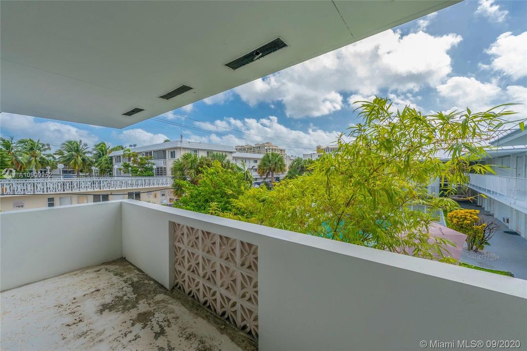 Recently Sold: $325,000 (1 beds, 1 baths, 779 Square Feet)