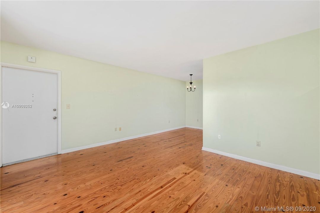 Recently Sold: $325,000 (1 beds, 1 baths, 779 Square Feet)