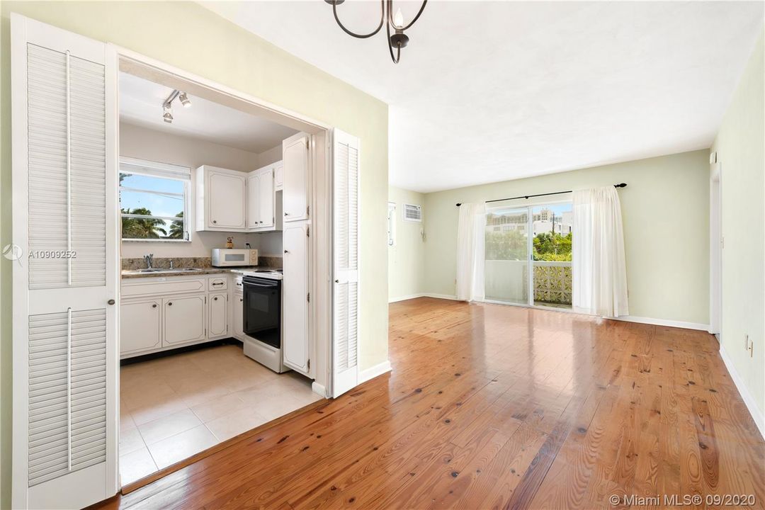 Recently Sold: $325,000 (1 beds, 1 baths, 779 Square Feet)