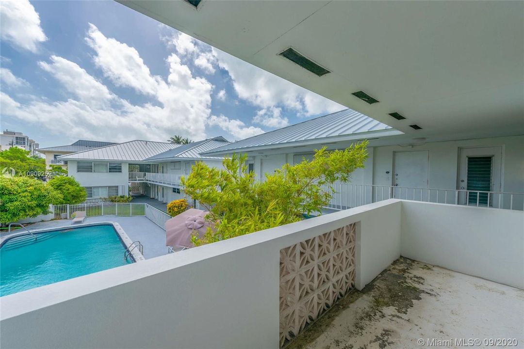 Recently Sold: $325,000 (1 beds, 1 baths, 779 Square Feet)