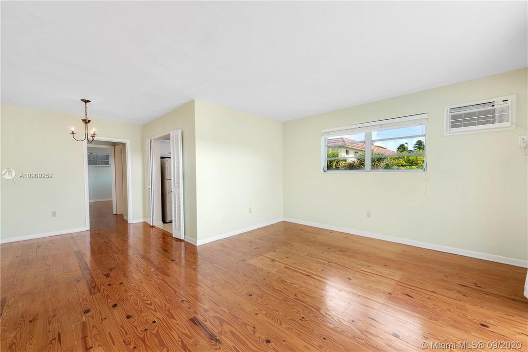 Recently Sold: $325,000 (1 beds, 1 baths, 779 Square Feet)