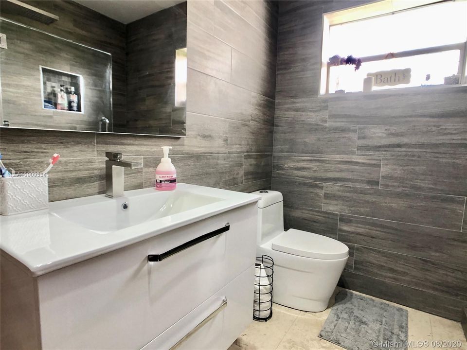 Master Bedroom Bathroom