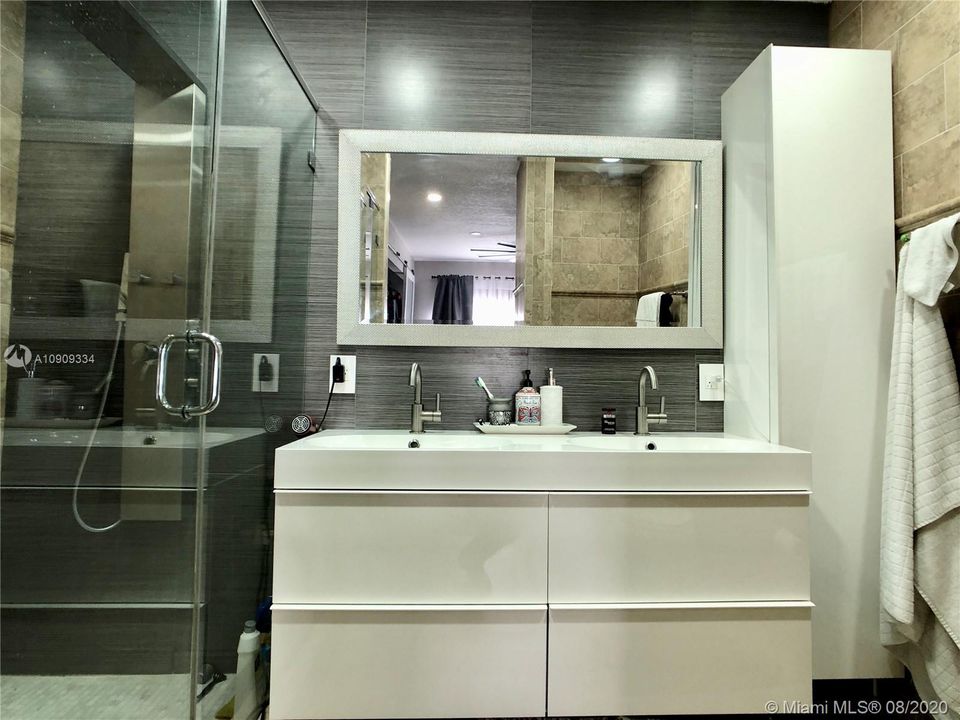 Master Bedroom Bathroom