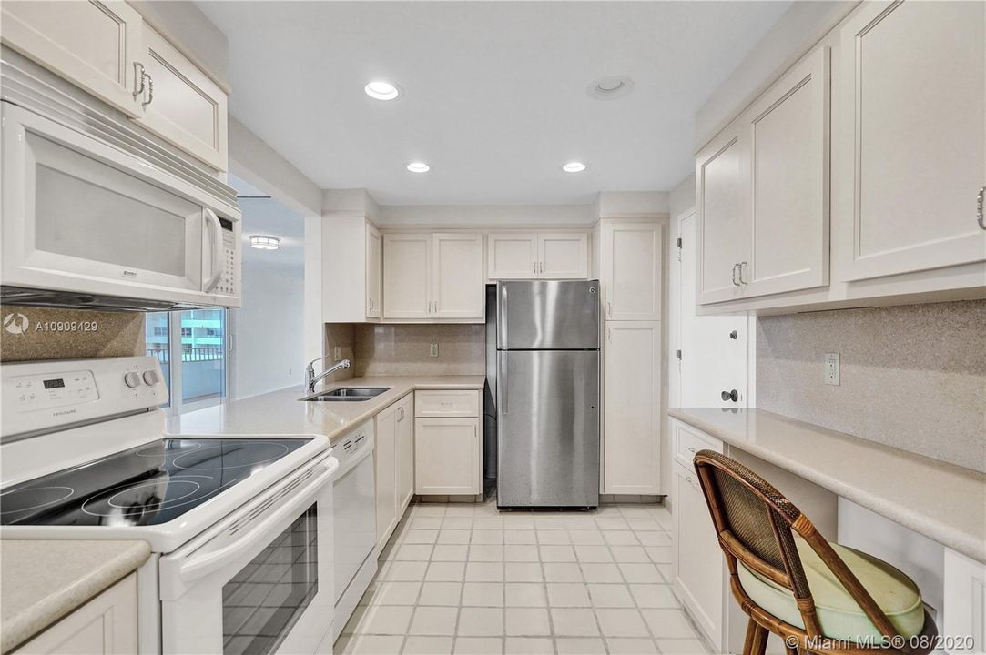 Recently Sold: $825,000 (2 beds, 2 baths, 1260 Square Feet)