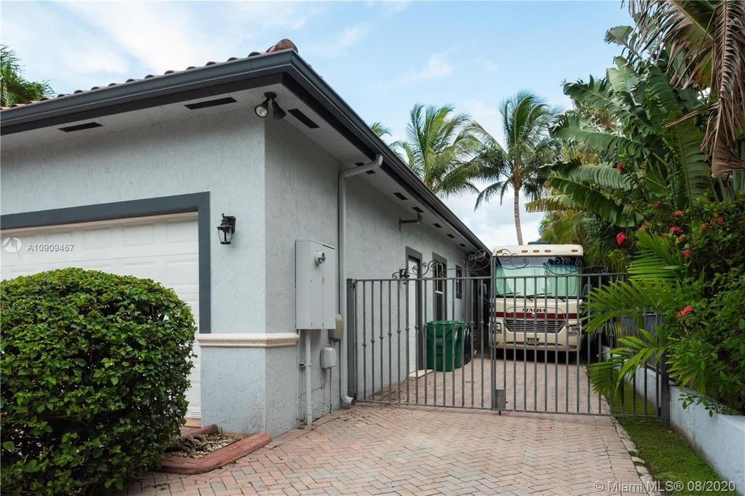 Recently Sold: $700,000 (5 beds, 3 baths, 3679 Square Feet)