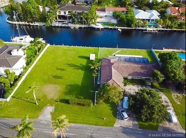 Recently Sold: $3,350,000 (3 beds, 2 baths, 2605 Square Feet)