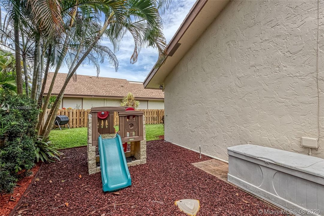 Vendido Recientemente: $269,000 (2 camas, 2 baños, 1434 Pies cuadrados)