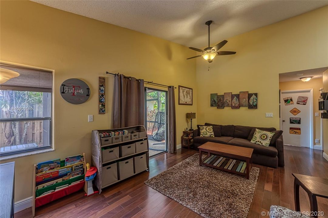 Vendido Recientemente: $269,000 (2 camas, 2 baños, 1434 Pies cuadrados)