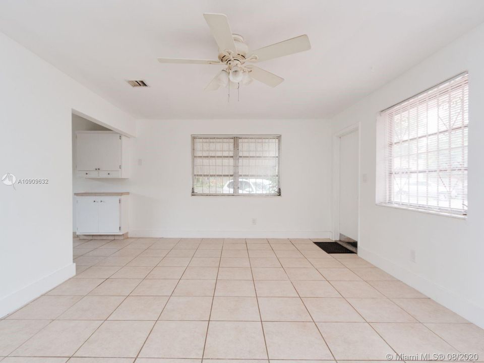 11652 Living/Dining Area