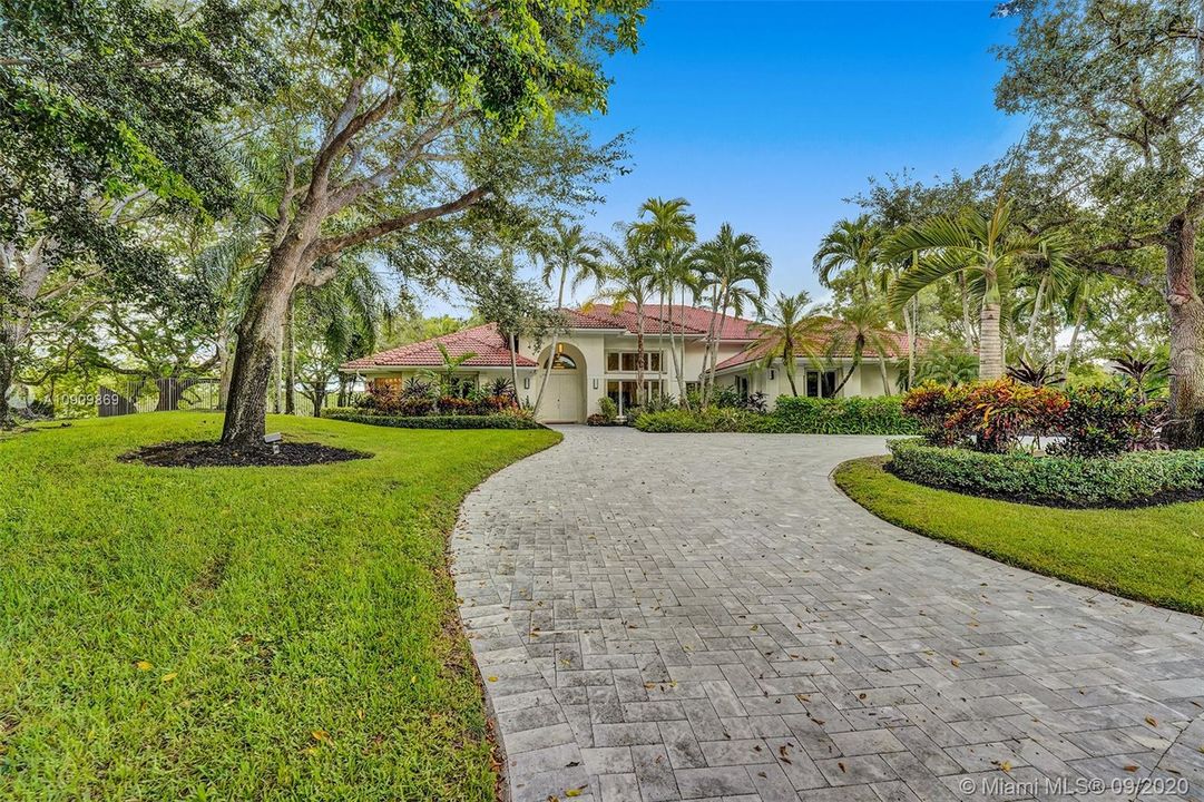 Recently Sold: $1,595,000 (6 beds, 5 baths, 4981 Square Feet)