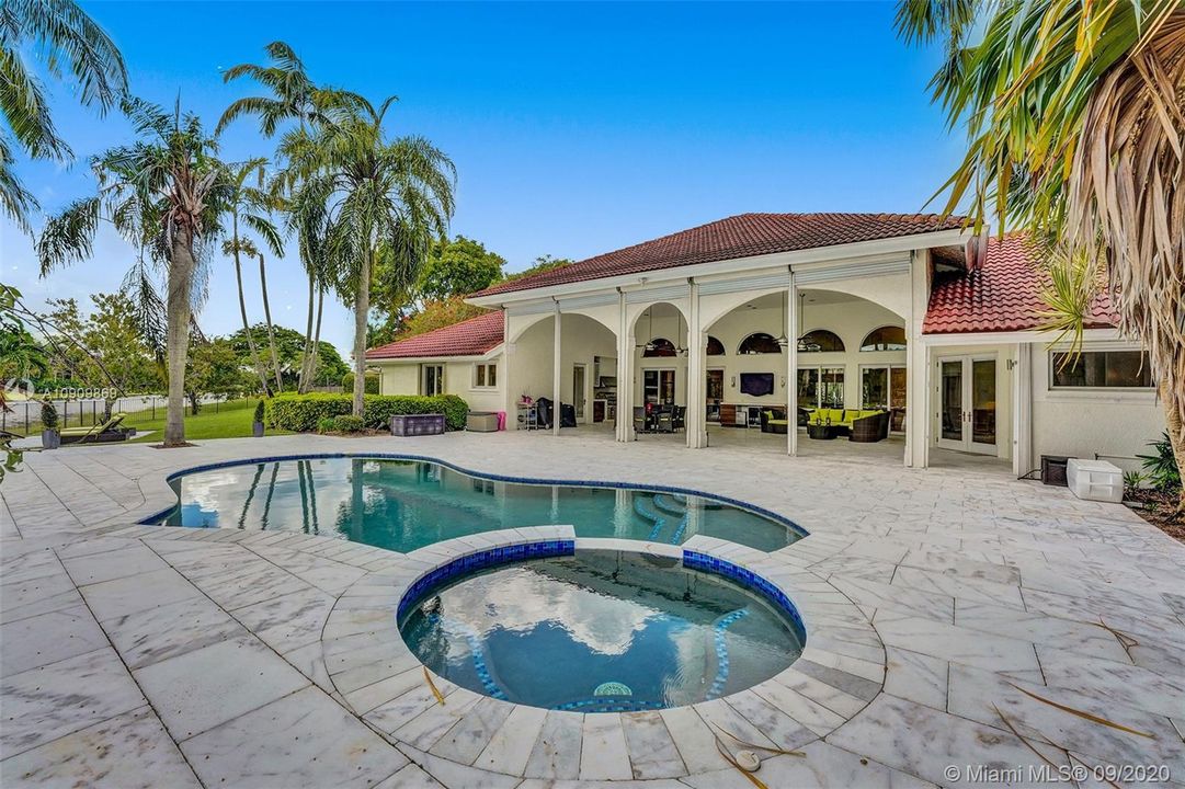 Recently Sold: $1,595,000 (6 beds, 5 baths, 4981 Square Feet)