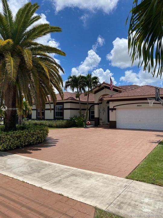 Vendido Recientemente: $545,500 (4 camas, 3 baños, 2424 Pies cuadrados)