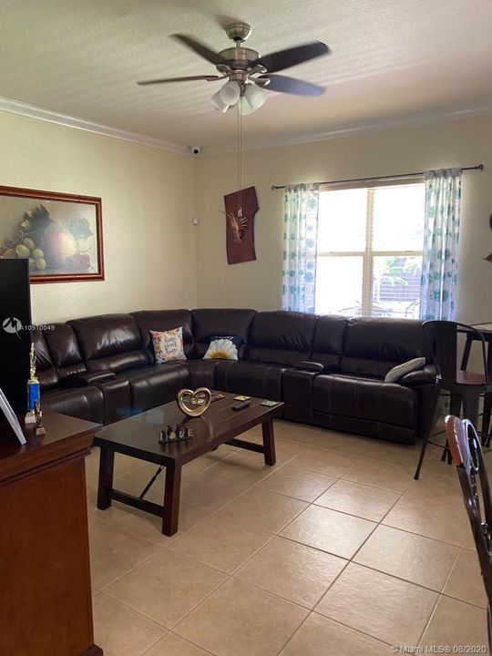 Vendido Recientemente: $545,500 (4 camas, 3 baños, 2424 Pies cuadrados)