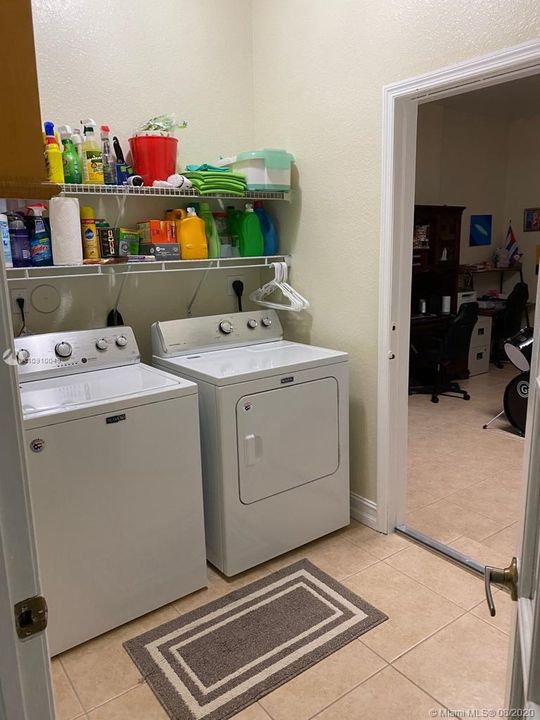 Vendido Recientemente: $545,500 (4 camas, 3 baños, 2424 Pies cuadrados)