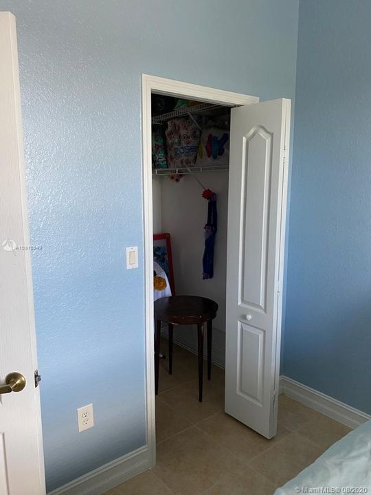 Vendido Recientemente: $545,500 (4 camas, 3 baños, 2424 Pies cuadrados)