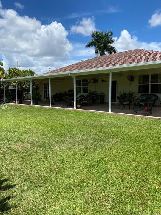 Vendido Recientemente: $545,500 (4 camas, 3 baños, 2424 Pies cuadrados)