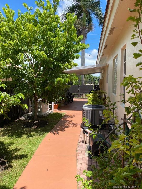Vendido Recientemente: $545,500 (4 camas, 3 baños, 2424 Pies cuadrados)