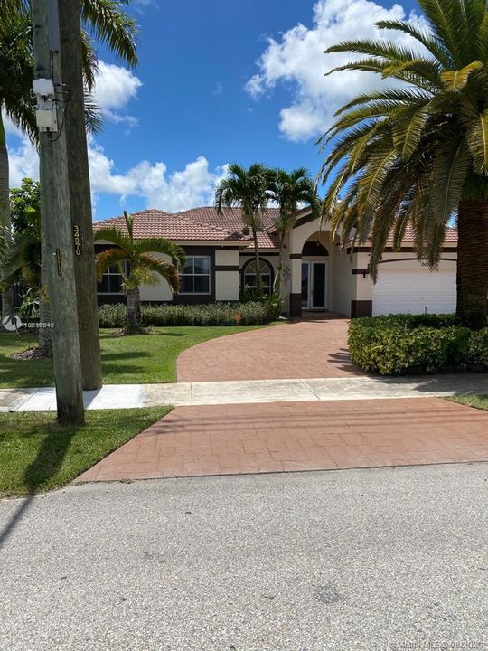 Vendido Recientemente: $545,500 (4 camas, 3 baños, 2424 Pies cuadrados)