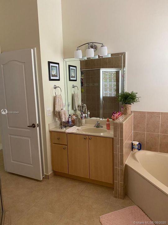Vendido Recientemente: $545,500 (4 camas, 3 baños, 2424 Pies cuadrados)