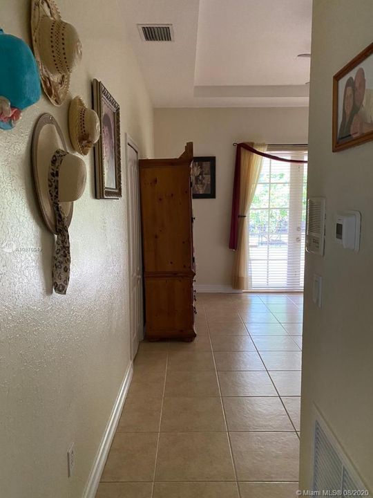 Vendido Recientemente: $545,500 (4 camas, 3 baños, 2424 Pies cuadrados)