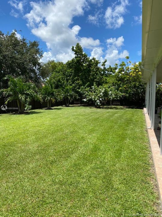 Vendido Recientemente: $545,500 (4 camas, 3 baños, 2424 Pies cuadrados)
