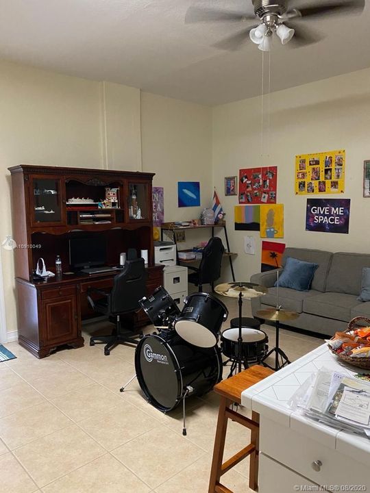 Vendido Recientemente: $545,500 (4 camas, 3 baños, 2424 Pies cuadrados)