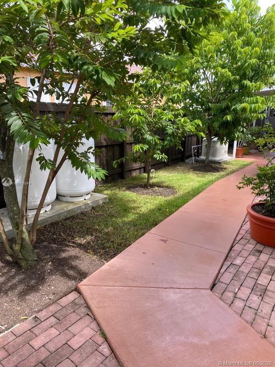 Vendido Recientemente: $545,500 (4 camas, 3 baños, 2424 Pies cuadrados)