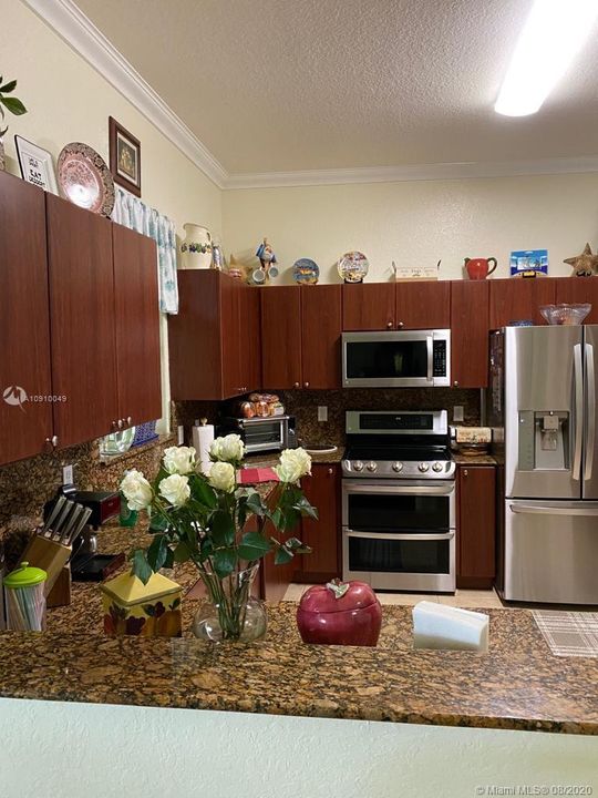 Vendido Recientemente: $545,500 (4 camas, 3 baños, 2424 Pies cuadrados)
