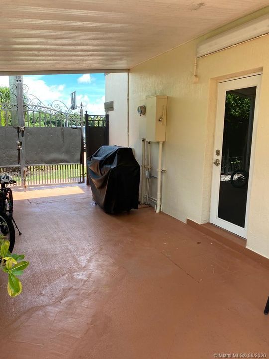 Vendido Recientemente: $545,500 (4 camas, 3 baños, 2424 Pies cuadrados)