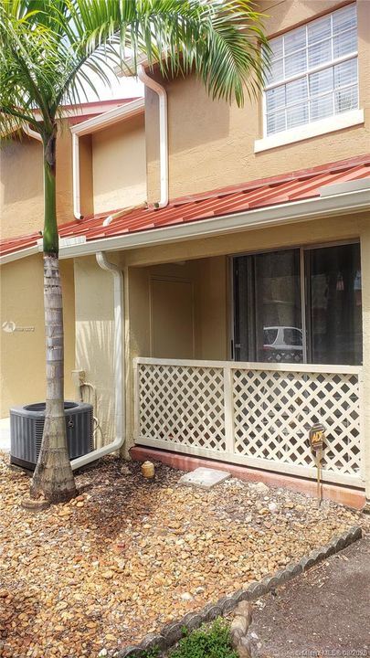 Recently Rented: $1,275 (1 beds, 1 baths, 887 Square Feet)