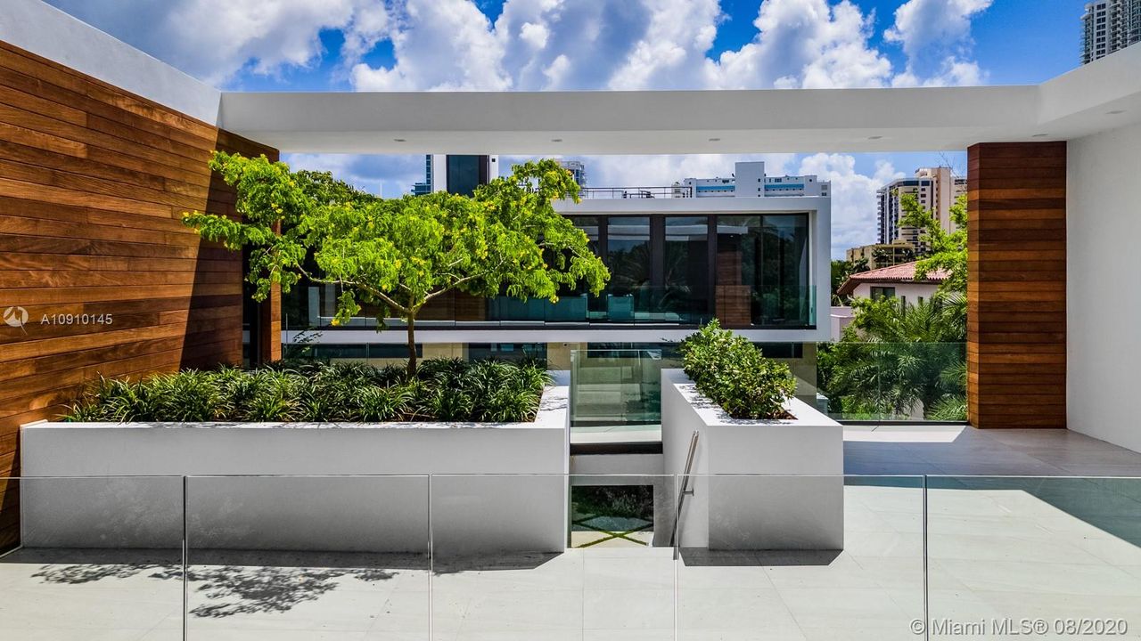 Recently Sold: $13,400,000 (7 beds, 8 baths, 7250 Square Feet)