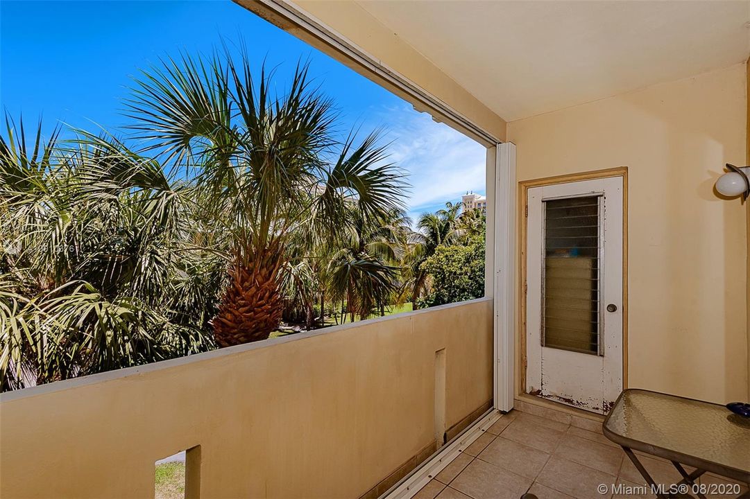 Recently Sold: $339,000 (2 beds, 1 baths, 990 Square Feet)