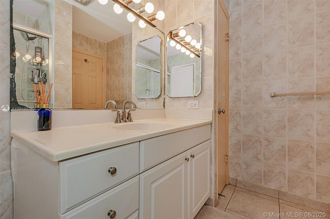 Recently Sold: $339,000 (2 beds, 1 baths, 990 Square Feet)