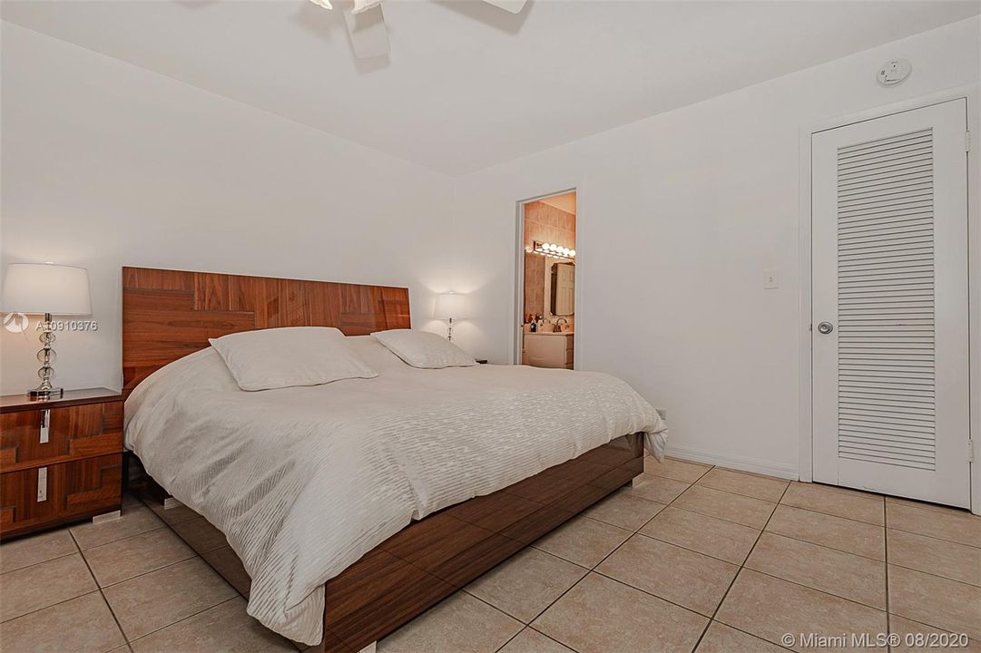 Recently Sold: $339,000 (2 beds, 1 baths, 990 Square Feet)