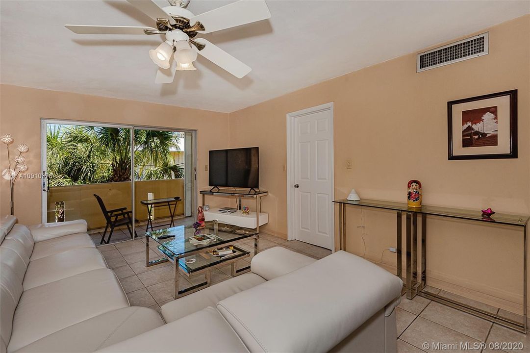 Recently Sold: $339,000 (2 beds, 1 baths, 990 Square Feet)