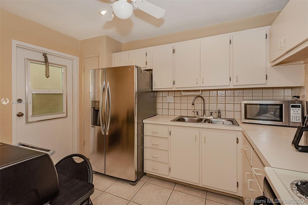 Recently Sold: $339,000 (2 beds, 1 baths, 990 Square Feet)