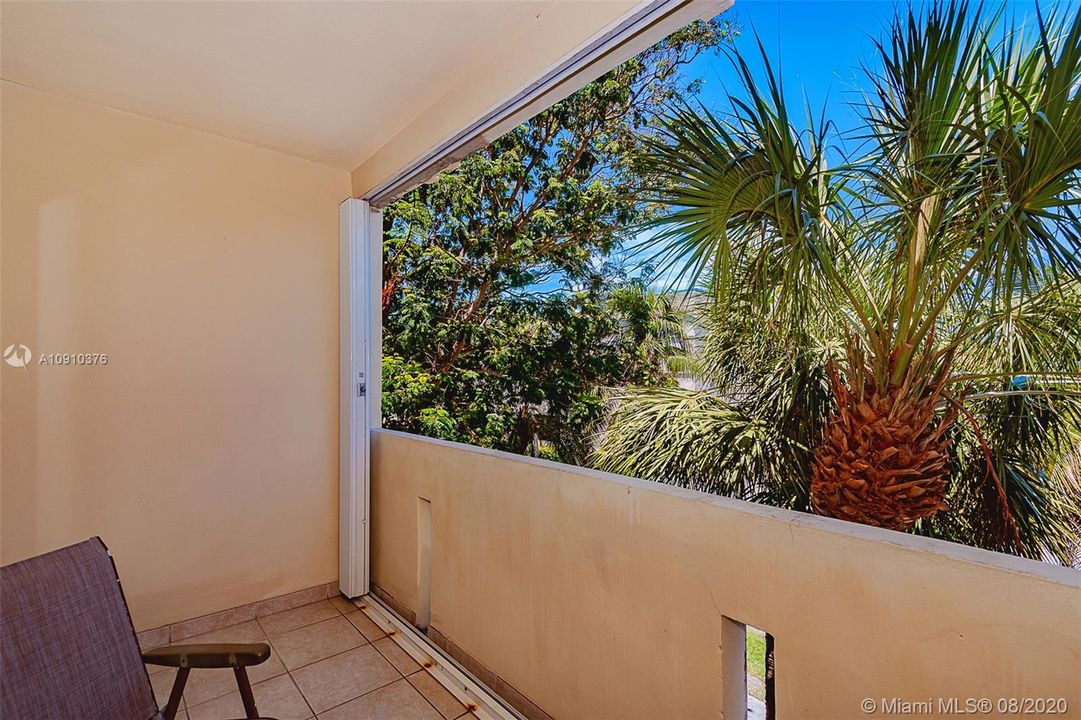 Recently Sold: $339,000 (2 beds, 1 baths, 990 Square Feet)