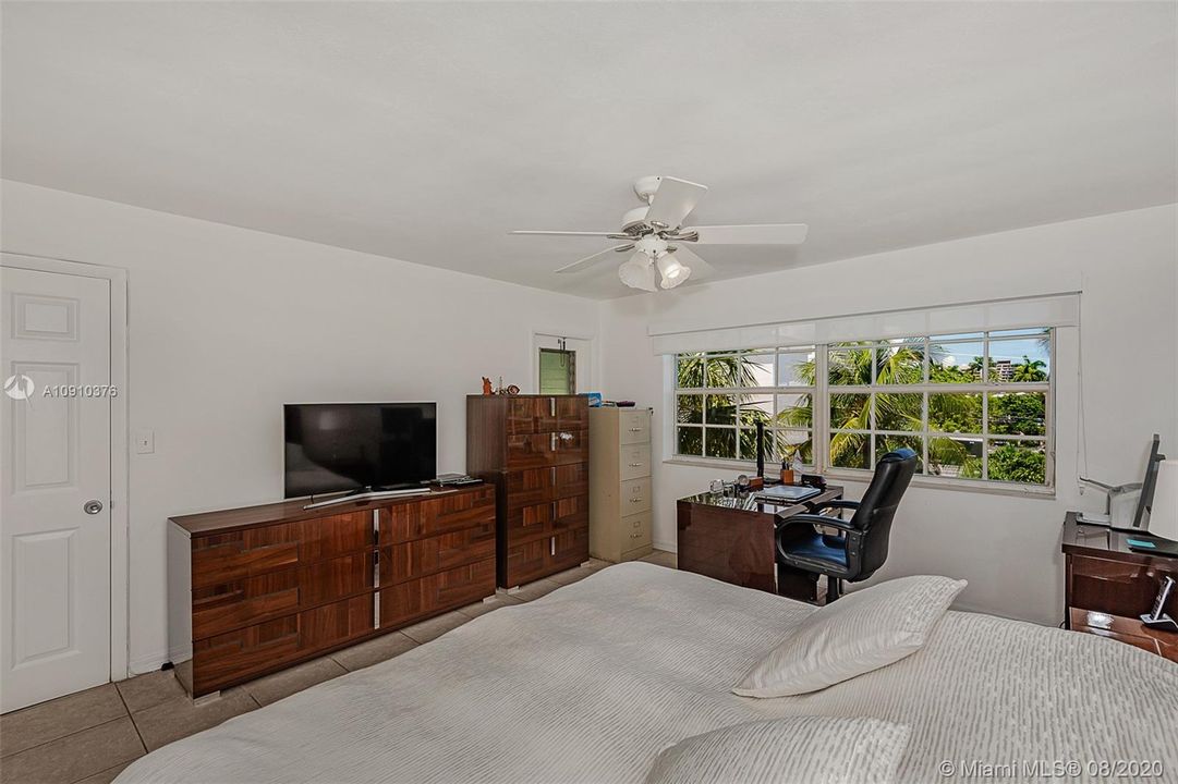 Recently Sold: $339,000 (2 beds, 1 baths, 990 Square Feet)
