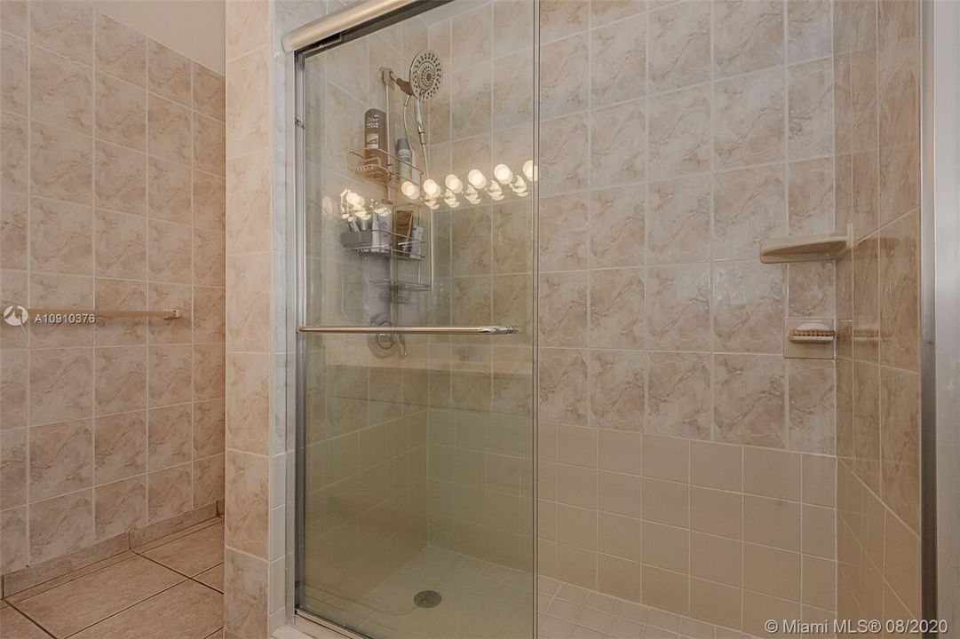 Recently Sold: $339,000 (2 beds, 1 baths, 990 Square Feet)