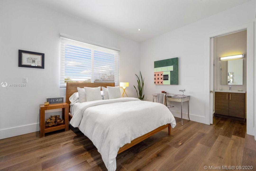 Recently Sold: $2,800,000 (4 beds, 5 baths, 3748 Square Feet)