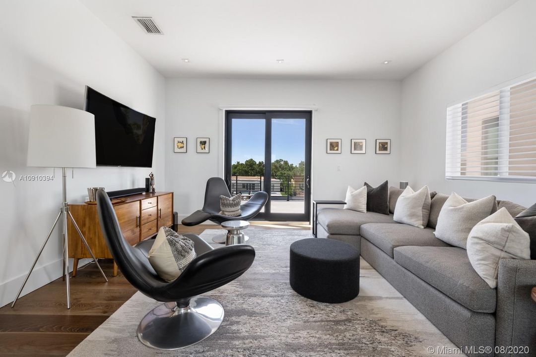 Recently Sold: $2,800,000 (4 beds, 5 baths, 3748 Square Feet)