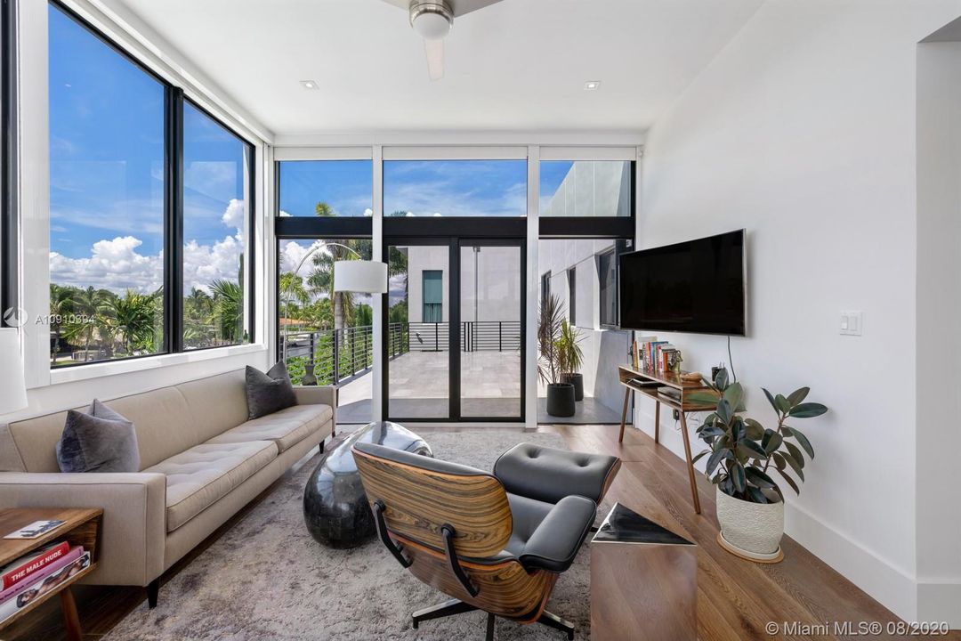 Recently Sold: $2,800,000 (4 beds, 5 baths, 3748 Square Feet)