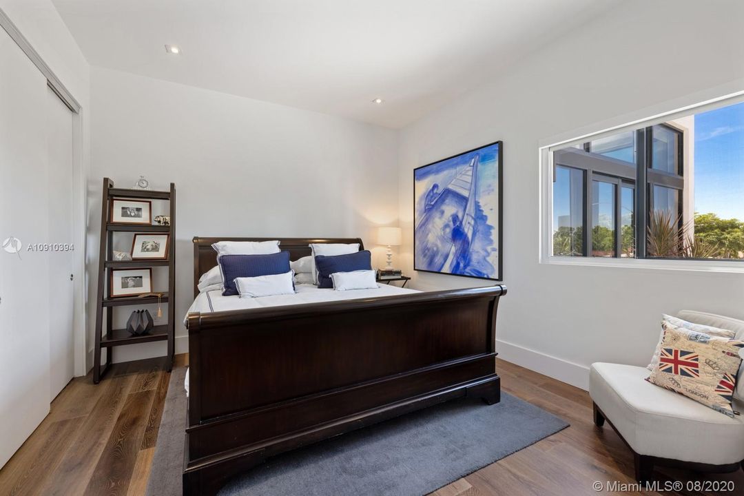 Recently Sold: $2,800,000 (4 beds, 5 baths, 3748 Square Feet)