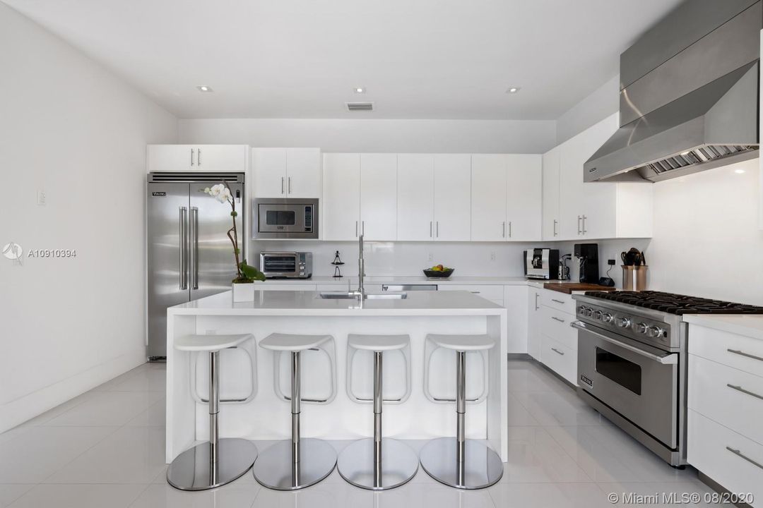 Recently Sold: $2,800,000 (4 beds, 5 baths, 3748 Square Feet)