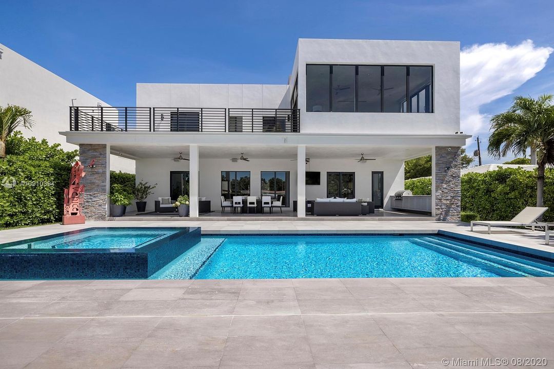 Recently Sold: $2,800,000 (4 beds, 5 baths, 3748 Square Feet)