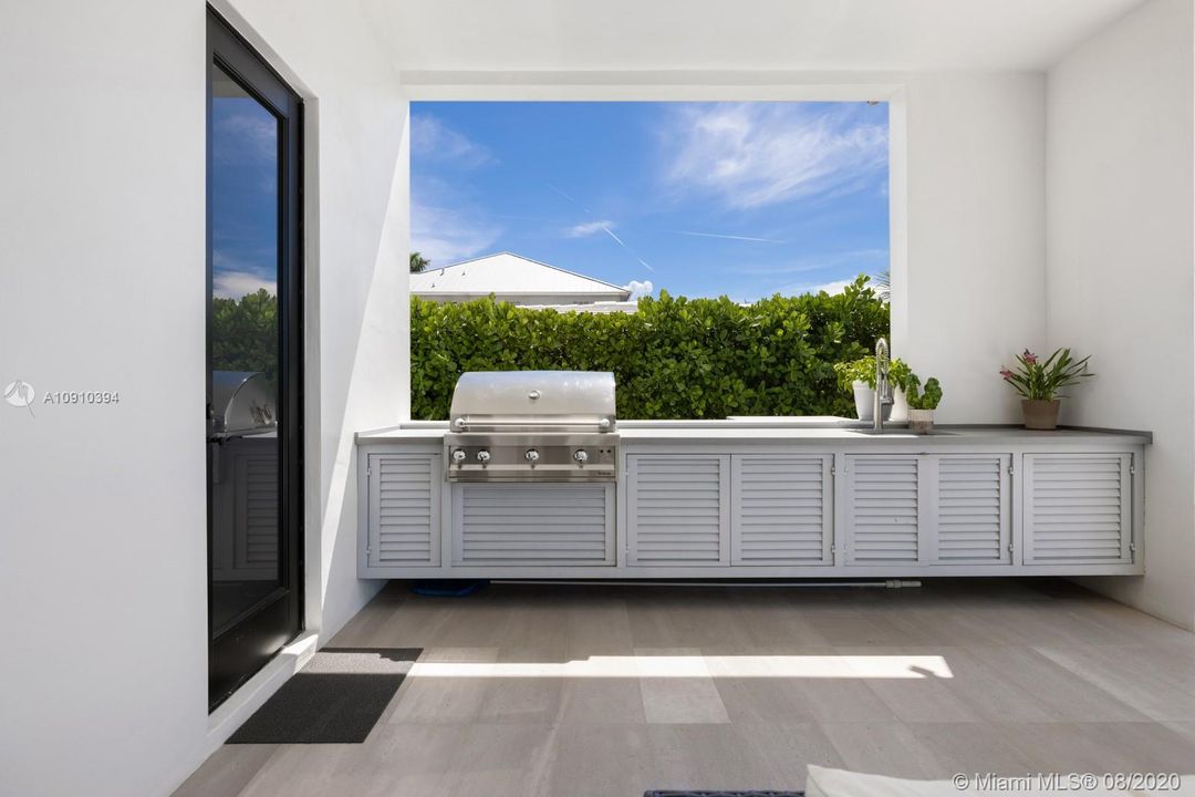 Recently Sold: $2,800,000 (4 beds, 5 baths, 3748 Square Feet)