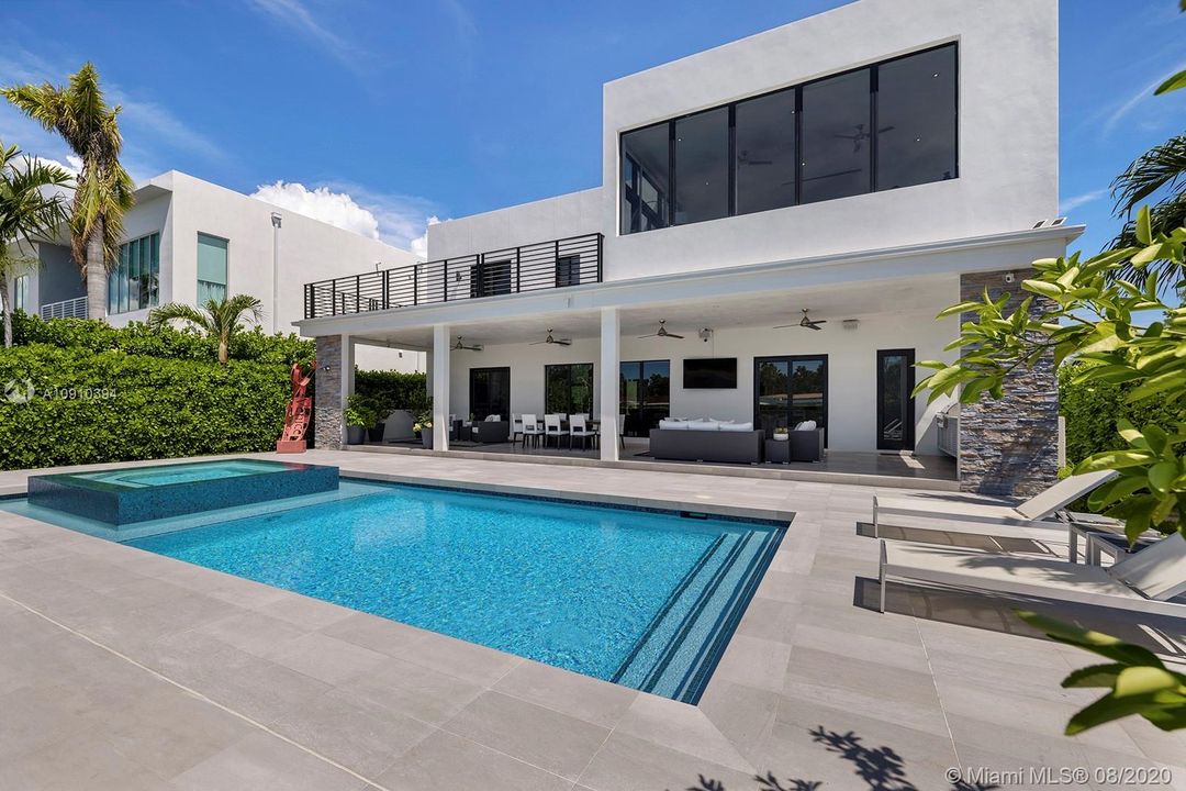 Recently Sold: $2,800,000 (4 beds, 5 baths, 3748 Square Feet)
