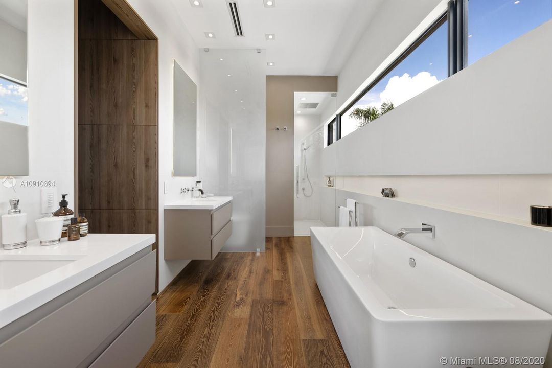 Recently Sold: $2,800,000 (4 beds, 5 baths, 3748 Square Feet)