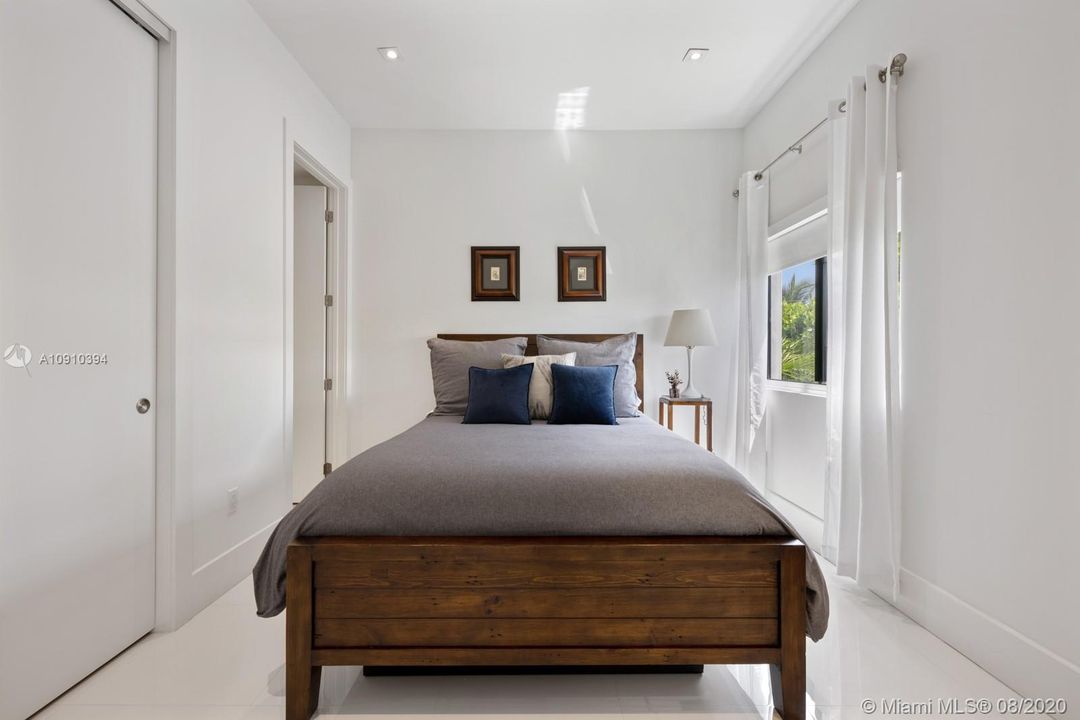 Recently Sold: $2,800,000 (4 beds, 5 baths, 3748 Square Feet)